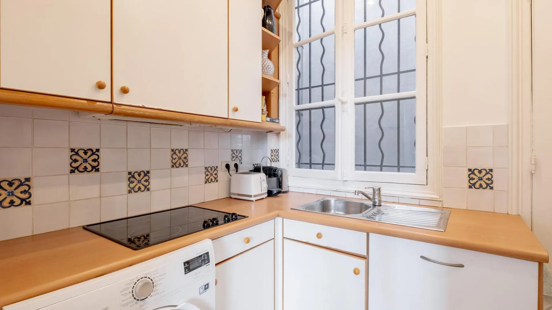 Veeve - Haussmannian Heights Apartment Paris