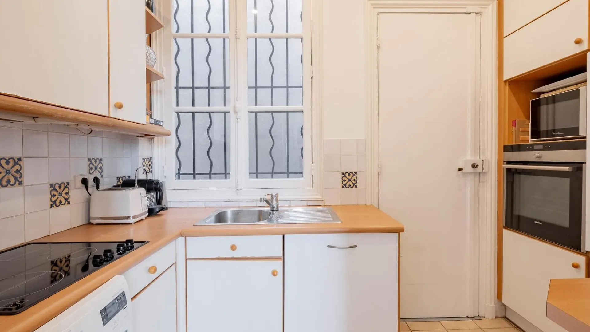 Veeve - Haussmannian Heights Apartment Paris
