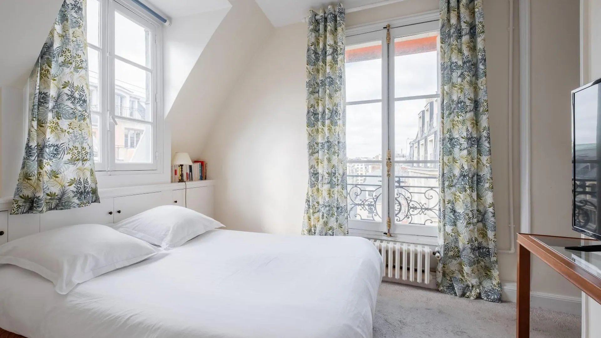 Veeve - Haussmannian Heights Apartment Paris