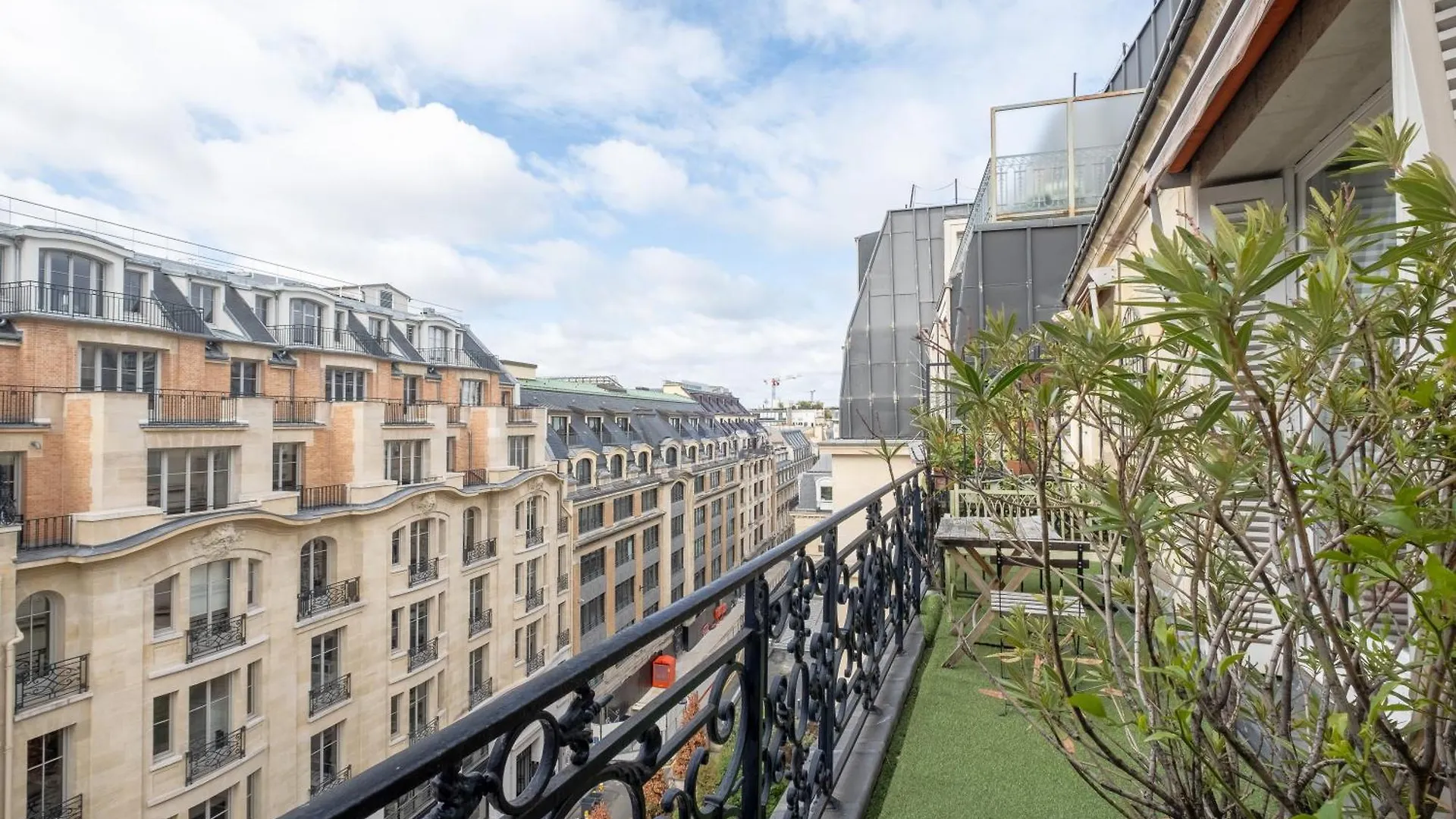 Veeve - Haussmannian Heights Apartment Paris
